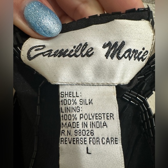 Elegant Black Sleeveless Top - Picture 4 of 4